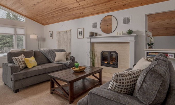 Turnagain House | 3 Bedroom Home sleeps 12