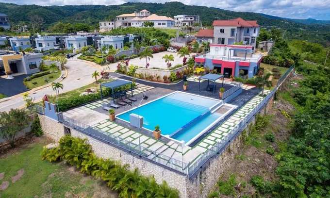 Ocho Rios House | 3-bedroom home with Hot water, Starlink WiFi, AC, 24 hour security in Ocho Rios