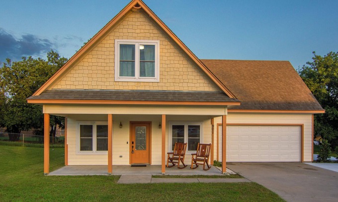 Granbury House | 3 Bedroom House — 5 min Walk to Square!
