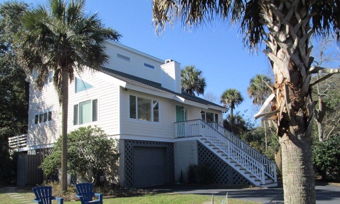 Isle of Palms House | 3 Bedroom House - 5 Minute Walk to Pristine Beach