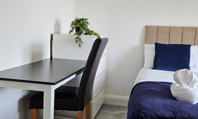 Hainault House | 3-bedroom house by BSE Homes & Properties Ltd in Chigwell sleeps 6 with parking