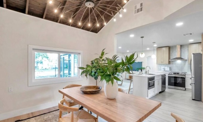 North East Park House | 3-bedroom house in wonderful St. Petersburg with WiFi, AC