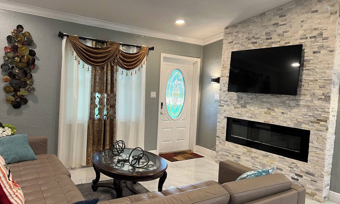 Jungle Terrace House | 3-bedroom house in brilliant St. Petersburg with AC