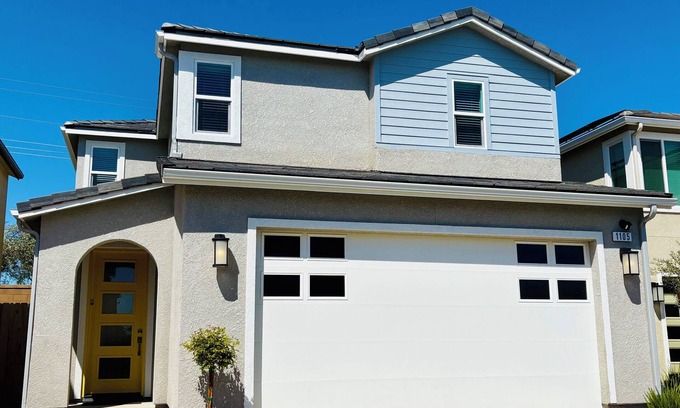 Raisin House | 3-bedroom house in beautiful Madera in private gated community w/pool access