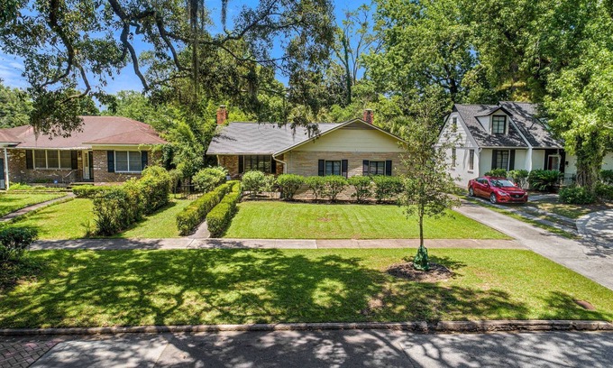 Midtown House | 3-bedroom house in charming Savannah, AC, heated Pool, min. from Forsyth Park .