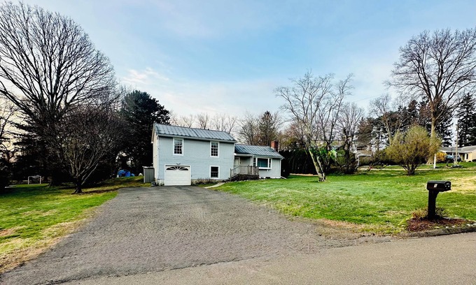 Norwalk House | 3-bedroom house in pleasant Norwalk with Pool, outdoor BBQ, and so much more