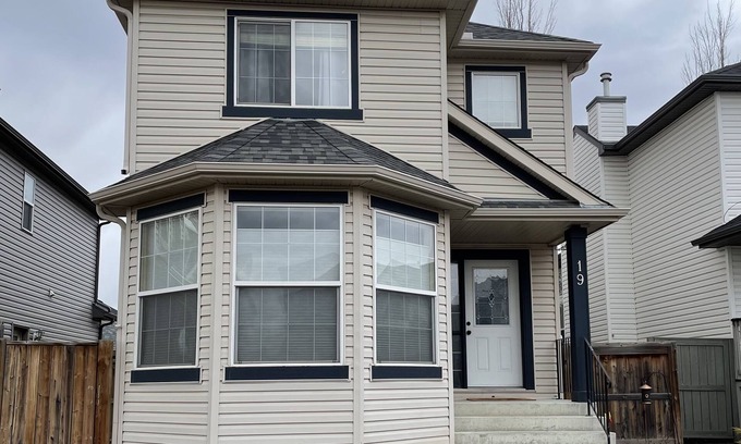 Bridlewood House | 3 Bedroom House Located Close to Spruce Meadows!