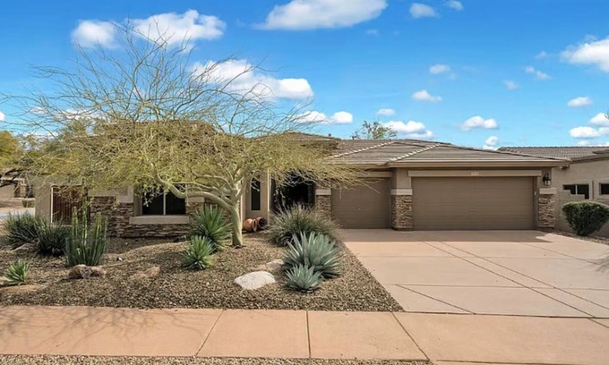 Tramonto House | 3-bedroom house + office in convenient area of North Phoenix.
