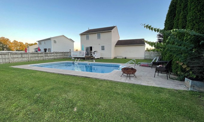 Cicero House | 3 bedroom house with fenced in yard and pool close to Syracuse