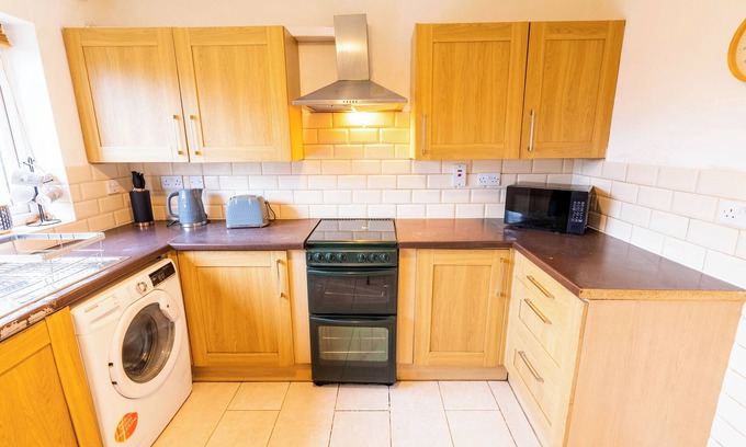 Aylesbury House | 3 Bedroom house with free Private parking, Aylesbury, Dalston cl