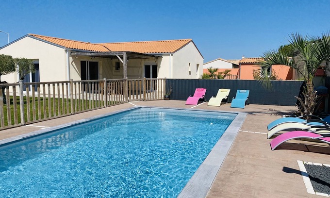 Verines House | 3 bedroom house with heated pool near La Rochelle and its beaches