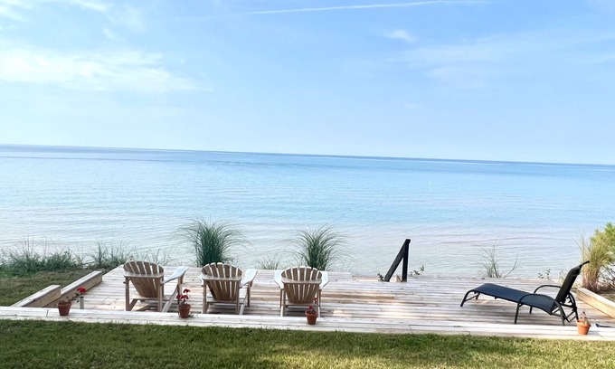 Grand Bend Cottage | 3 Bedroom Lakefront Family Cottage With Beach Access!