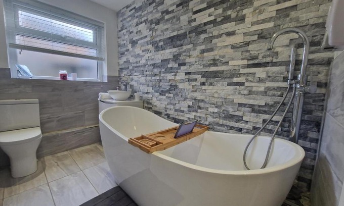 Dowlais House | 3 bedroom modern house. Merthyr Tydfil near bike park wales and Brecon Beacons National park