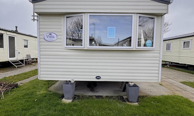 Towyn Ski Chalet | 3 bedroom, pet friendly, Lyons Winkups, Towyn