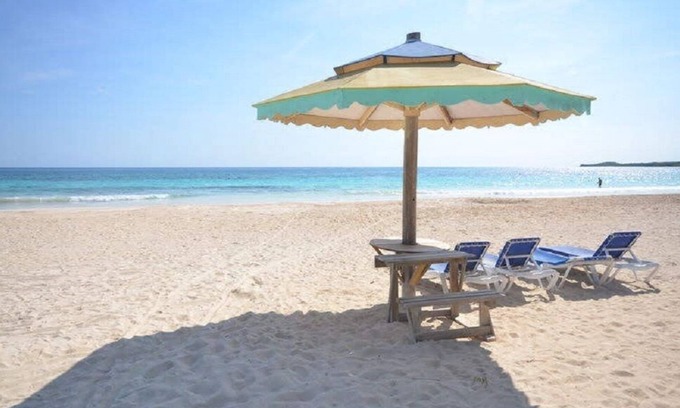 Silver Sands House | 3 bedroom Private Beachfront Villa with Staff