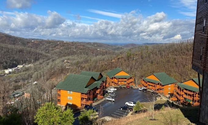 Gatlinburg Resort | 3-bedroom resort in enchanting Gatlinburg with indoor water park and more!