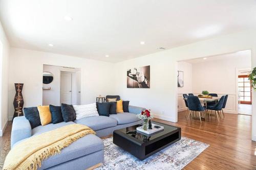 Sherman Oaks House | 3-Bedroom Sherman Oaks House Near Universal Studios