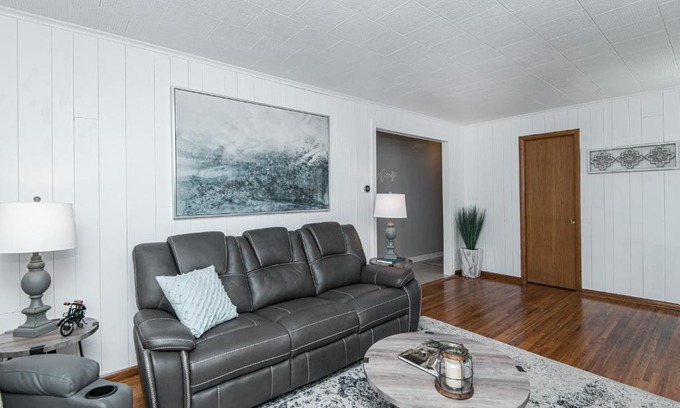 East Side Pioneers Apartment | 3 bedroom showstopper near Mayo Clinic