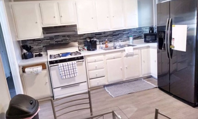 Southwest Area House | 3 Bedroom Slab home Located Close to I-380 Wifi, Netflix, Youtube TV