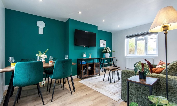 Bramcote House | 3 Bedroom Terraced House in Beeston Ideal for Corporate Stays