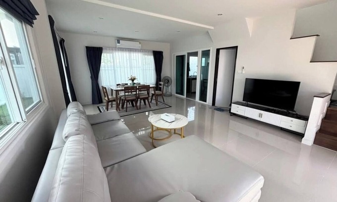 Thep Kasattri House | 3-bedroom house in tranquil Tambon Thep Krasatti with hi-speed WiFi