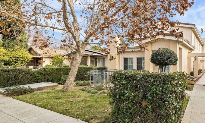 Lamanda Park House | 3-Bedroom Townhome In Fantastic Pasadena With Free WiFi, AC, 2-Car Garage