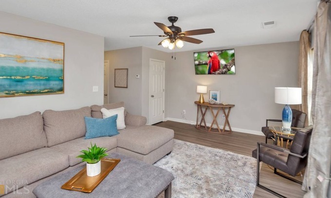 Austell House | 3 Bedroom Townhome L-554131 by Houzlet