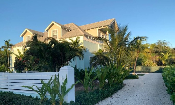 Nassau House | 3-bedroom townhome near beach and airport