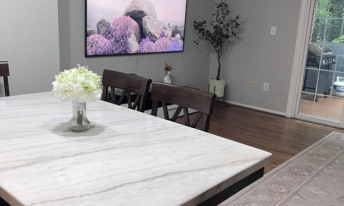 Newington House | 3-bedroom townhome in fantastic Springfield with Wi-Fi & fully equipped kitchen.