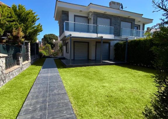 Altınyunus Mahallesi Villa | 3- Bedroom Villa with Large Garden 600m to Beach