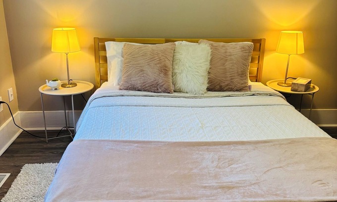 Niagara Falls Apartment | 3 BedroomHIDDEN GEM , WALKING DISTANCE TO FALLS