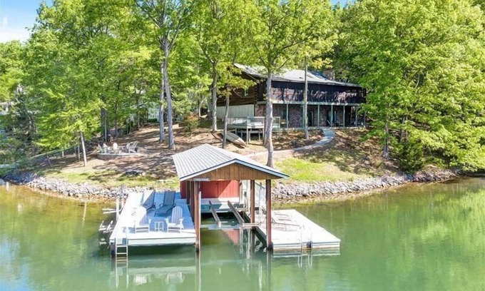 Huddleston House | 3 Bedrooms, 1 Flex Room, 3 Bathrooms! Hot Tub *NEW 2025*, Wifi & Pet Friendly! Great Getaway For A