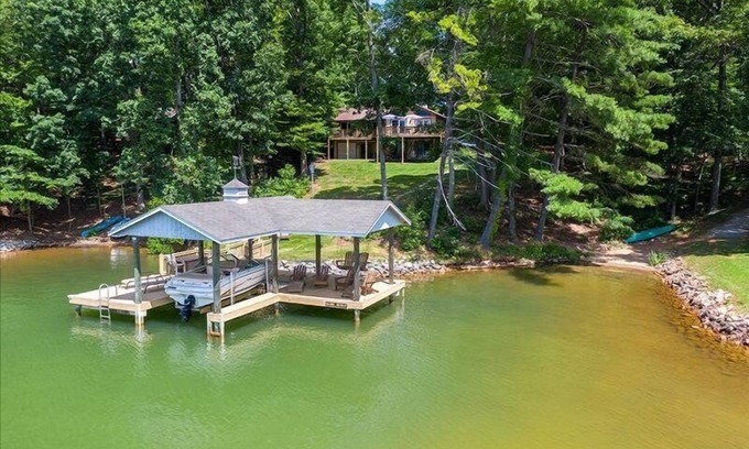 Huddleston House | 3 Bedrooms, 1 Flex Room, 3½ Bathrooms! Golden Mountain Views @ Main Lake - Dog Friendly!