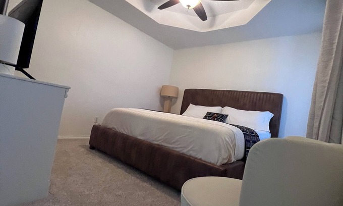 Lubbock House | 3-bedrooms 2 bathrooms, living room , patio house in pleasant Lubbock with AC