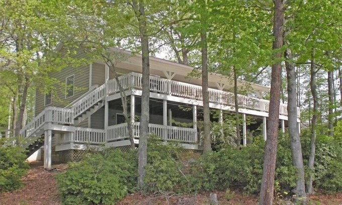 Huddleston House | 3 Bedrooms, 2 Flex Rooms, 3 Bathrooms! Covered Boat Slip & Hoist! Wifi! Come Visit "Jolly Roger"!