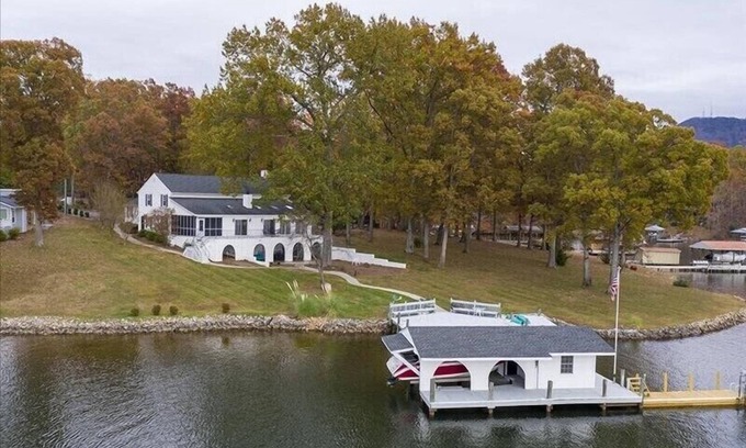 Huddleston House | 3 Bedrooms, 2 Flex Rooms, 3½ Bathrooms! Beautiful Property! Flat, Wonderful Point w/Miles of Wide
