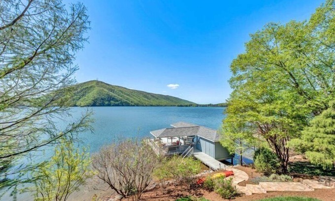 Huddleston House | 3 Bedrooms, 2 Flex Rooms, 4½ Bathrooms! Beautiful lakefront home with wide water and mountain view