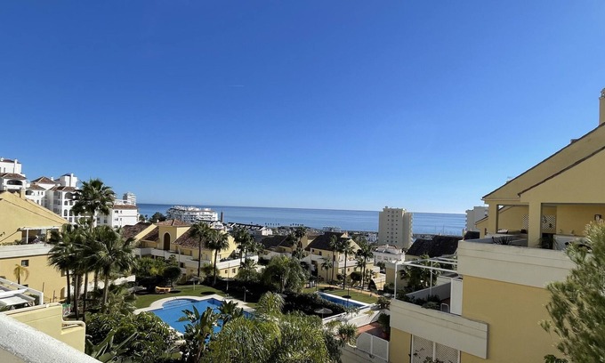 Estepona Apartment | 3 bedrooms apartment close to the beach, port and old town