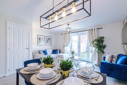 Speke House | 3 Bedrooms Driveway Walk 2 JLR Halewood Airport - 5 Beds- 3 WC-Speke Boulevard-South Liverpool-Sleeps 9 - Fully Equipped- Docks- Waterfront Bank Arena Liverpool by Arz Stays