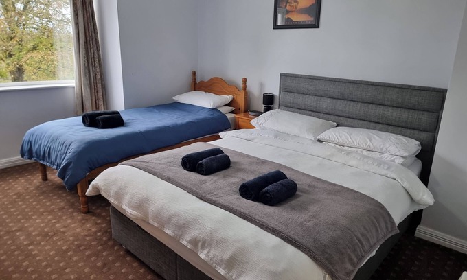 Cortober House | 3 Bedrooms - Sleep 7 - Garden - Private Parking