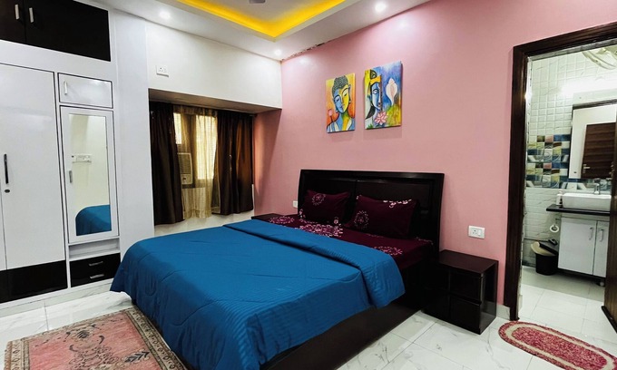 Vasant Kunj Apartment | 3-BHK apartment in New Delhi with WiFi, AC at a 15 min distance from IGI Airport