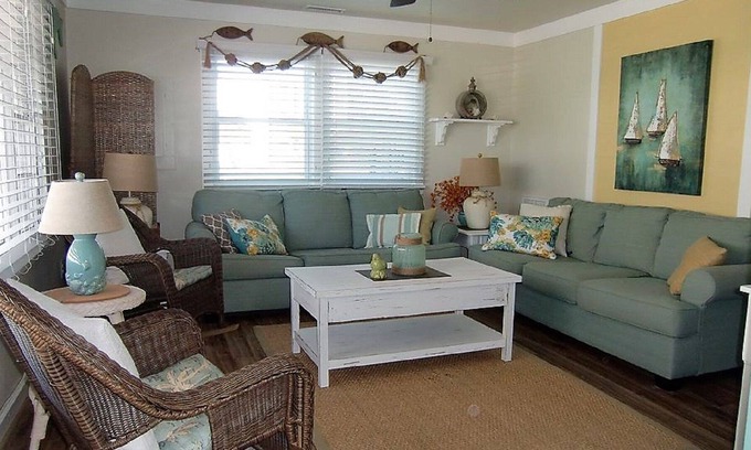 North Ocean City Condo | 3 BR 2 BA Ocean Side Lg Deck, Free Wifi & Linens, Coastal Cute