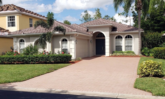 Colonial Oaks House | 3 BR, 2 Bath W/Community Pool & Exercise Rm Located In A Quiet Gated Community