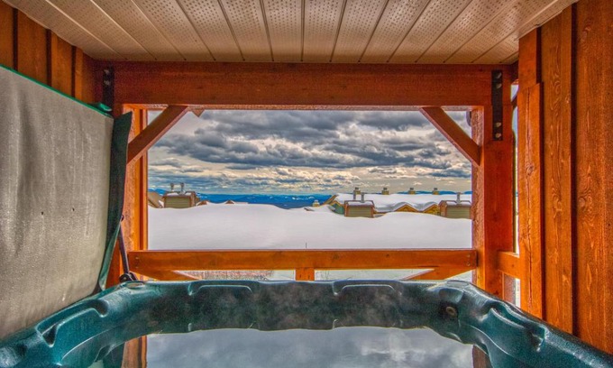Big White Ski Resort Apartment | 3 BR 3 Bath ski in ski out with private hot tub