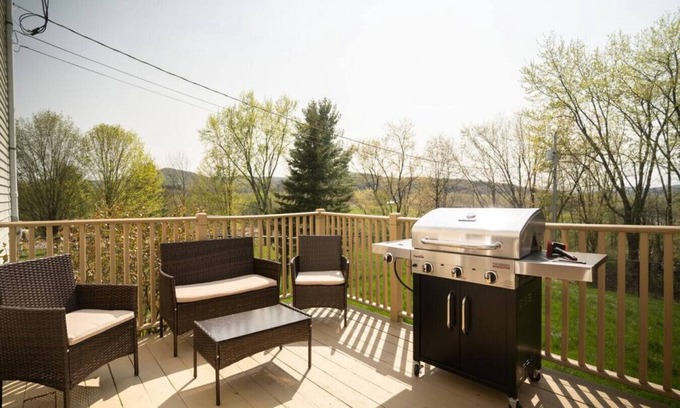 Jeffersonville House | 3 BR House: 10 min to Smugglers' Notch w/Private Hot Tub
