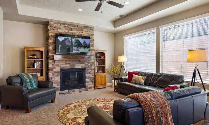 Washington House | 3-BR Retreat w/Pool Near Golf & Nature, Sleeps 10