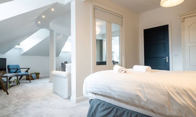 Lisnagunogue Apartment | 3 Bryan Street · Bryan Street No. 3 - Stunning & Spacious