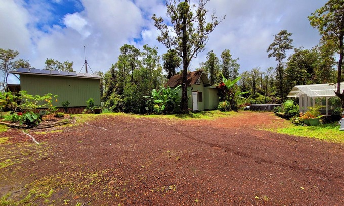 Fern Forest Cabin | #3 cabin - private space in volcano with TV, Microwave and indoor bathroom