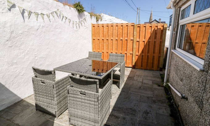 Llandwrog Cottage | 3 CAE'R LLWYN COTTAGES, pet friendly, with open fire in Dinas Dinlle