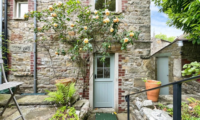 Slyne Cottage | 3 CHAPEL SQUARE, pet friendly, character holiday cottage in Caton